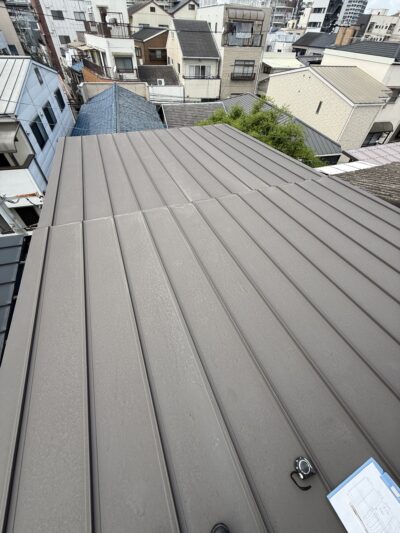 ガルバリウム鋼板に無機遮熱塗料を塗装