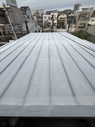 ガルバリウム鋼板に無機遮熱塗料を塗装　下塗り日本ペイント　サーモアイプライマー