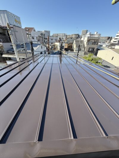 ガルバリウム鋼板に無機遮熱塗料を塗装　日本ペイントグランセラベスト２液ファイン遮熱
