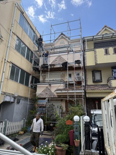 大阪市旭区、塗り替えの為の足場設置