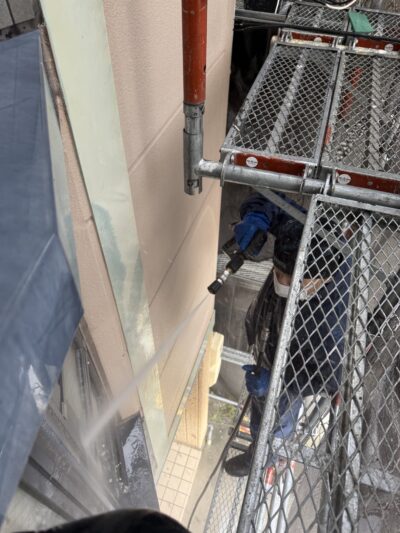 大阪市港区　塗り替えの為の高圧洗浄水洗い