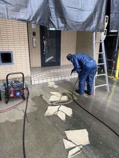 大阪市港区　外壁塗装の為の高圧洗浄水洗い　土間洗浄