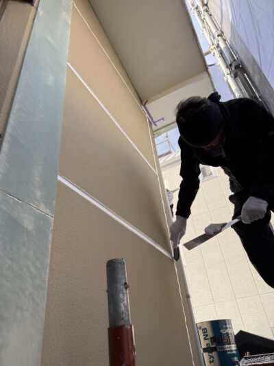 大阪市港区　塗り替えの為のコーキング増し打ち作業