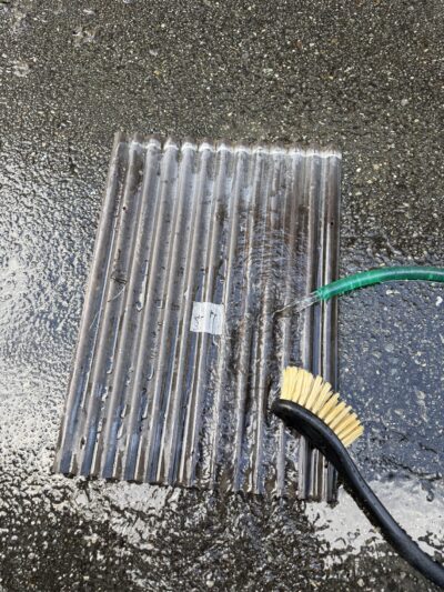 塗り替えの為の足場設置に伴うポリカの掃除