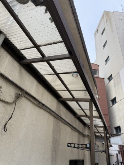福島区　足場を組む為の塗り替え前のポリカ撤去